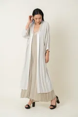 Túnica larga color borgoña de crepe con vivo de satén al tono.