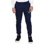 Pantalón de jogging Umbro, color azul marino, con cintura elástica y puños en los tobillos. Presenta el logo de la marca bordado en la pierna izquierda.