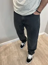 Pantalón de jean negro gastado, de corte recto y estilo boyfriend.