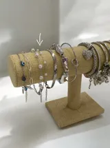 Pulsera de cadena fina de acero con pequeñas perlas sintéticas distribuidas a lo largo de la pieza. Incluye una cadena de extensión para un ajuste personalizado.