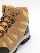 Bota de trekking color negro, con diseño de caña media, confeccionada en materiales sintéticos resistentes y malla transpirable. Cuenta con suela de goma dentada para mayor tracción y cordones reforzados.