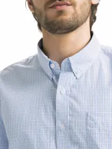 Camisa de hombre de manga corta con estampado a cuadros en tonos blanco, verde y marrón. Tiene cuello abotonado y bolsillo en el pecho.