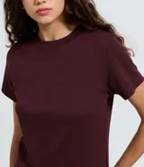 Remera básica de algodón con cuello redondo y manga corta, de corte clásico y diseño liso sin estampados.