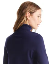Polera de tejido fino con cuello alto, manga larga y detalle de tajo en los puños.