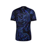 Camiseta de fútbol Adidas de la Selección Argentina, modelo visitante. Diseño en color negro con estampado de patrones florales y ornamentales en tonos azules, cuello redondo blanco y detalles de las tres tiras en los hombros. Incluye el escudo de la AFA, el logo de Adidas y el parche de campeón del mundo FIFA 2022.