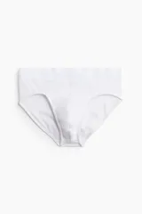 Pack de tres calzoncillos slip blancos de punto elástico, con cintura elástica ancha, parte delantera forrada y costuras planas.