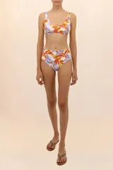Calzón faja de talle alto sin costuras, con cobertura completa y efecto estilizado en abdomen.