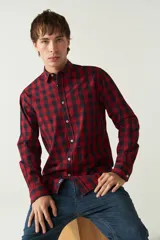 Camisa blanca a cuadros azules y grises, de manga larga y corte slim fit.