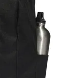 Mochila Adidas negra con tres tiras blancas verticales en el frente. Cuenta con múltiples bolsillos y compartimento acolchado para laptop.