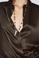 Collar plateado con cadena de eslabones y dije colgante en forma de bote.