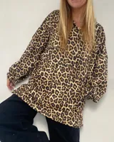 Canguro con capucha y estampado de leopardo en tonos marrones y negros.