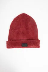 Gorro de lana color crudo, tejido de punto con doblez.