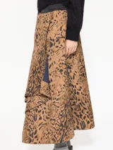 Pollera midi con estampado animal print, cintura elastizada y volados asimétricos.