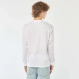 Remera blanca de manga larga con cuello redondo.