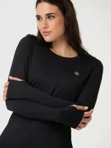Remera térmica deportiva manga larga color negro, de cuello redondo y calce ajustado. Cuenta con tecnología Aircool de secado rápido y orificios para el pulgar en los puños.