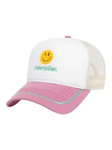 Gorro tipo trucker Caterpillar con frente blanco, visera curva rosada con ribete verde, y panel trasero de red beige. Cuenta con bordado en chenille de una cara feliz amarilla y el texto "Caterpillar" en verde en el frente.