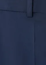 Pantalón de vestir azul marino de tiro bajo y diseño recto, con trabillas, bolsillos laterales y cierre oculto.