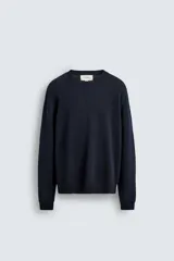 Jersey de punto ligero con corte regular fit, cuello redondo y manga larga. Presenta acabados en rib en puños, cuello y bajo.