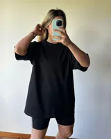 Remerón negro de algodón, corte oversize y manga corta.