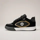 Zapatillas Airwalk modelo Bramer, color negro con detalles en verde militar y suela blanca. Presentan diseño de caña baja con cordones y aplique circular con logo en el lateral.