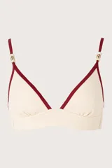 Top de bikini triangular color marfil con ribete rojo oscuro, tirantes finos con anillos dorados y faja inferior.