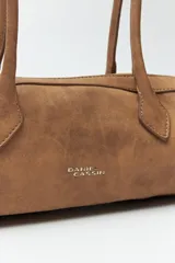 Cartera baguette cilíndrica con estampado de piel de serpiente en tonos beige y negro. Asas cortas y cierre superior con cremallera.