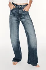 Jeans de tiro alto y estilo wide leg, con diseño de cinco bolsillos, lavado oscuro con efecto desgastado, pierna ancha larga y bajo sin costuras.