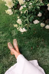 Mocasines de cuero vacuno con textura grabada color beige, diseño de punta cuadrada y taco bajo de madera.