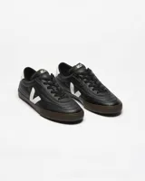 Championes urbanos Veja modelo Panenka O.T. Leather, color negro con detalles en blanco en el logo lateral y talón. Presentan una suela de goma color marrón oscuro y cierre con cordones.