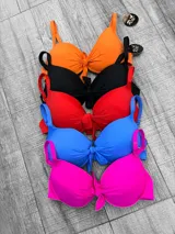 Top de bikini con nudo central y tirantes regulables.