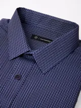 Camisa de vestir de manga larga con cuello clásico y cierre frontal de botones. Presenta un estampado de micro-patrón geométrico en tonos azules.