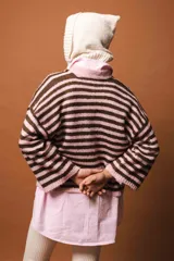 Cárdigan a rayas rojas y marrones de mohair, con silueta ligeramente oversize, mangas rectas, punto jersey, cuello en V y botones delanteros.