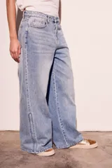 Pantalón de jean celeste de corte wide leg y tiro medio.