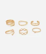 Set de seis anillos de metal con baño dorado de diferentes diseños, incluyendo modelos de alambre retorcido y anillos finos lisos.