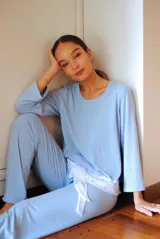 Pijama de algodón celeste con terminaciones de puntilla blanca en el ruedo de la remera y lazo en el pantalón.
