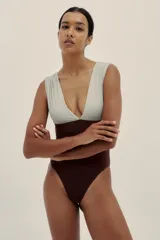 Malla enteriza color borgoña y celeste, con escote en V, fruncido en los hombros y almohadillas removibles.