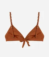 Top de bikini color ladrillo, de microfibra texturizada, con corte triangular fijo, breteles ajustables adornados con mini adornos y copas desmontables.