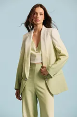 Saco sastre color verde menta con efecto degradé hacia un tono más claro en la parte superior, solapas tipo chal y botones joya decorativos en el frente y puños.