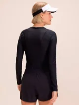 Remera de manga larga con calce ajustado y recortes anatómicos. Confeccionada en tejido técnico texturizado con microperforaciones que favorecen la respirabilidad, cuenta con tecnología de secado rápido y fácil cuidado.