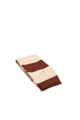 Bufanda de tejido de punto con diseño de rayas horizontales en color crema y bordó, con etiqueta de marca cosida.