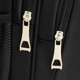 Mochila negra de diseño funcional con múltiples compartimentos, bolsillo frontal con cierre, bolsillos laterales de red y correas acolchadas ajustables. Cuenta con capacidad para notebook y está confeccionada en tela resistente.
