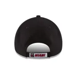 Gorro New Era 9FORTY negro con logo bordado del equipo de baloncesto Miami Heat en el frente.