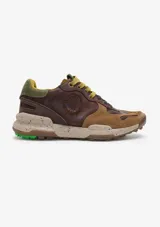Zapatillas de trekking Satorisan modelo Chacrona Pull Up, confeccionadas en cuero marrón, nobuk y serraje. Presentan suela con tacos y gran agarre, detalles en color verde y beige, y sistema de cordones dobles.