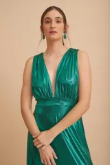 Vestido largo de jersey metálico color verde esmeralda, con escote en V profundo y corte ajustado en la cintura.