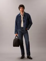 Jeans de corte recto Calvin Klein confeccionados en mezcla de algodón y elastano, con diseño clásico de cinco bolsillos, cierre de botón y cremallera, y color azul oscuro.