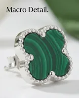 Caravanas de plata 925 con diseño de flor de cuatro pétalos, incrustada con piedra malaquita verde y borde de cuentas metálicas.