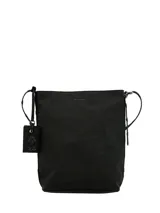 Cartera tipo tote de la marca Hush Puppies, color negro, con diseño minimalista y cierre superior. Incluye un colgante decorativo con el logo de la marca y correas ajustables.