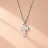 Collar de plata 925 con dije de cruz clásica de diseño minimalista y cadena de eslabones finos.
