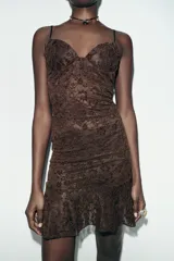 Vestido corto de encaje color marrón, con escote corazón, tirantes finos ajustables y detalle de volado en el ruedo.