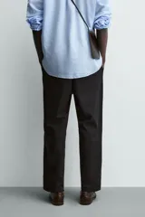 Pantalón de corte relajado confeccionado en una mezcla de algodón y lino. Presenta cintura elástica con cordón ajustable, bolsillos laterales y bolsillos traseros de vivo.